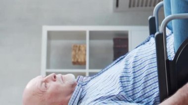 Yaşlı adam. Huzurevindeki yaşlı hasta. Yardım, rehabilitasyon ve sağlık hizmetleri kavramı.
