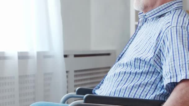 Öreg Ember Idős Beteg Egy Idősek Otthonában Segítségnyújtás Rehabilitáció Egészségügyi — Stock videók