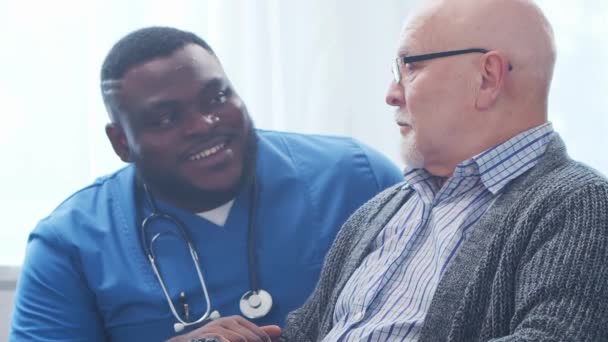 Afro Amerikaanse Verzorger Oude Man Professionele Verpleegster Zijn Patiënt Een — Stockvideo