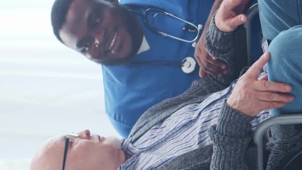 Soignant Afro Américain Vieil Homme Infirmière Professionnelle Son Patient Dans — Video