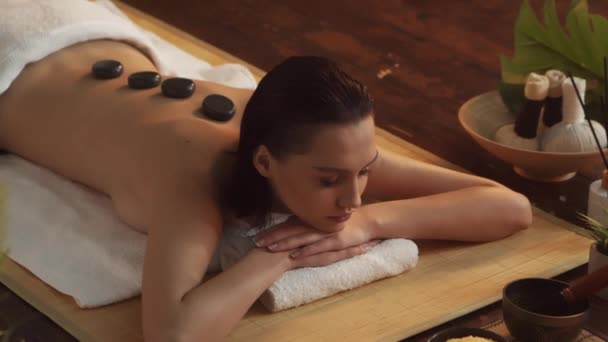 Una Mujer Joven Saludable Hermosa Recibe Terapia Masaje Salón Spa — Vídeos de Stock