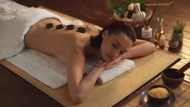 Uma Mulher Jovem Saudável Bonita Recebe Terapia Massagem Salão Spa — Vídeo de Stock
