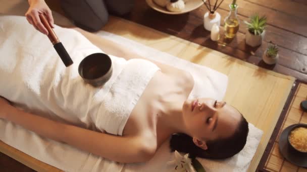 Een Jonge Gezonde Mooie Vrouw Ontvangt Massagetherapie Een Spa Salon — Stockvideo