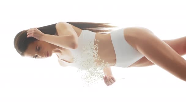 Hermosa Mujer Ropa Interior Blanca Sobre Fondo Blanco Aislado Vídeo — Vídeo de stock