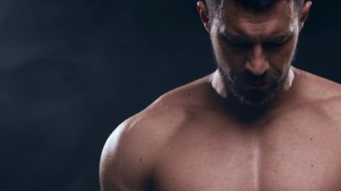 Siyah arka planda formda ve sportif vücut geliştirici. Halter kullanarak vücut geliştirici eğitimi. Spor ve spor kavramları.