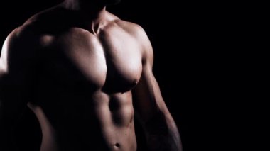 Siyah arka planda formda ve sportif vücut geliştirici. Halter kullanarak vücut geliştirici eğitimi. Spor ve spor kavramları.