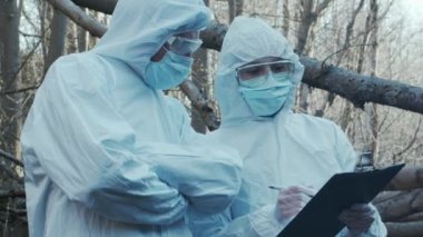 Ormanda çalışan adli tıp uzmanı. Polis kriminalistleri kanıt topluyor ve suç soruşturması yapıyor. Suç mahalli kavramı.