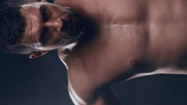 Siyah Arka Planda Formda Sportif Vücut Geliştirici Halter Kullanarak Vücut — Stok video