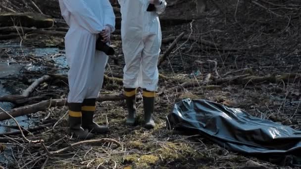 Ormanda Çalışan Adli Tıp Uzmanı Polis Kriminalistleri Kanıt Topluyor Suç — Stok video