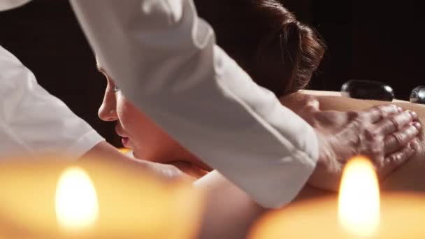 漂亮的女人在温泉沙龙接受按摩治疗 健康生活方式和身体护理概念 — 图库视频影像