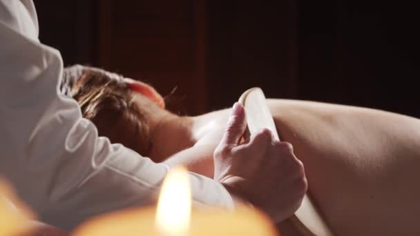Junge Gesunde Und Schöne Frau Erhält Massagetherapie Wellness Salon Gesunder — Stockvideo