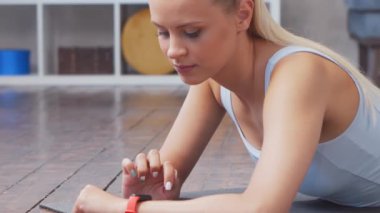 Spor giyimli genç ve sportif kız evde egzersiz yapıyor. Formda ve narin sarışın kadın spor ve spor için geliyor. Sağlık, yağ yakma ve sağlık konsepti.