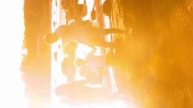 Deniz kenarında mutlu bir aile. Kırsal kesimde tarla ve ağaçlar. Gün batımının ya da güneşin sıcacık renkleri. Sevgi dolu ebeveynler ve güzel çocuklar. Aşk ve ebeveynlik kavramı.