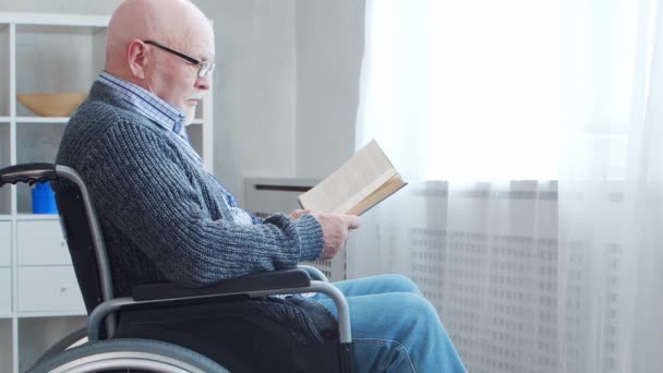 Vieil Homme Patient Âgé Dans Une Maison Retraite Assistance Réadaptation — Video