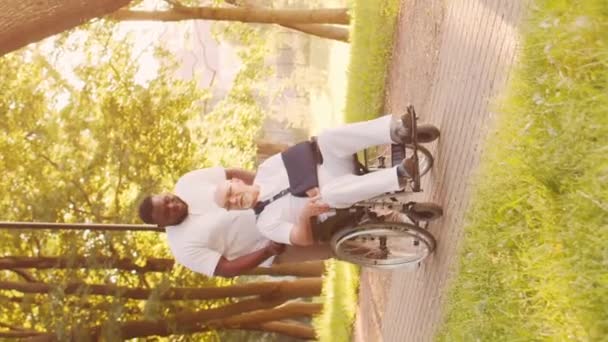 Afrikai Amerikai Gondozó Öregember Professzionális Nővér Betege Egy Idősek Otthonában — Stock videók