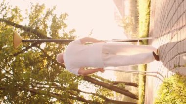 Yaşlı adam. Huzurevindeki yaşlı hasta. Yardım, rehabilitasyon ve sağlık hizmetleri kavramı.