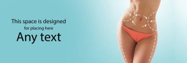 Mayo giymiş ince ve sportif vücutlu güzel bir kadın midesinde ve bacaklarında oklar var. Yağ kaybı, yağ aldırma ve selülit temizleme konsepti.