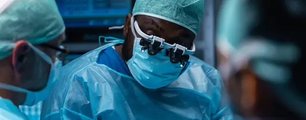 Різноманітна Команда Професійних Лікарів Проводить Хірургічну Операцію Сучасному Операційному Залі Ліцензійні Стокові Фото