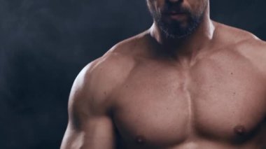 Siyah arka planda formda ve sportif vücut geliştirici. Halter kullanarak vücut geliştirici eğitimi. Spor ve spor kavramları.