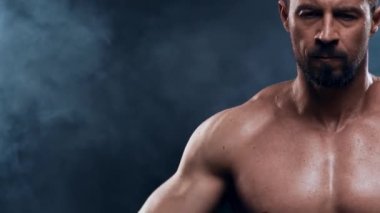 Siyah arka planda formda ve sportif vücut geliştirici. Halter kullanarak vücut geliştirici eğitimi. Spor ve spor kavramları.