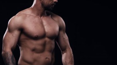Siyah arka planda formda ve sportif vücut geliştirici. Halter kullanarak vücut geliştirici eğitimi. Spor ve spor kavramları.