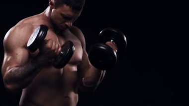 Siyah arka planda formda ve sportif vücut geliştirici. Halter kullanarak vücut geliştirici eğitimi. Spor ve spor kavramları.