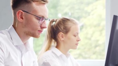 E-posta destek merkezinde çeşitli genç profesyonellerden oluşan bir ekip çalışıyor. Satış müdürlerinin çalıştığı gün. İş kavramı, danışmanlık ve e-posta yoluyla sorun çözme.