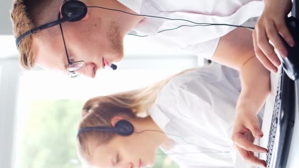Olika Team Unga Yrkesverksamma Arbetar Telefonsupporten Arbetsdag För Försäljningschefer Callcenter — Stockvideo