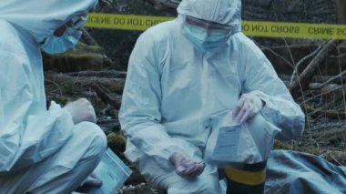 Ormanda çalışan adli tıp uzmanı. Polis kriminalistleri kanıt topluyor ve suç soruşturması yapıyor. Suç mahalli kavramı.