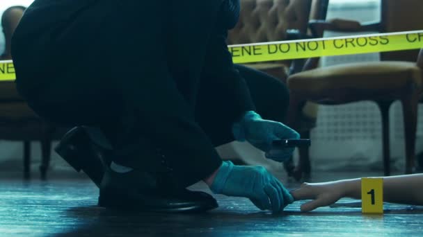 Dedektif Suç Mahalli Nde Kanıt Topluyor Adli Tıp Uzmanları Ölü — Stok video