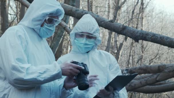 森で働く法医学の専門家 警察犯罪者は証拠を収集し 刑事捜査を行っている 犯罪現場の概念 — ストック動画