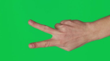 Erkek el teması, tıkırtı, tıkırtı, sürtünme ve krom anahtar yeşil ekran arka planda geçiş. Farklı işaretler ve parmaklarla yapılan jestler. Dikey video şablonu.