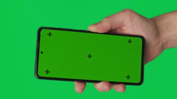 Man Hand Håller Smartphone Med Vertikal Grön Chroma Nyckel Skärm — Stockvideo