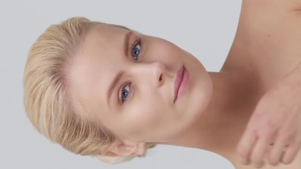 Studio Porträtt Ung Vacker Och Naturlig Blond Kvinna Som Tillämpar Stockvideo