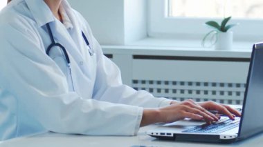 Hastane ofisinde çalışan profesyonel tıp doktorları bilgisayar araştırması yapıyor. Tıp, sağlık ve teknoloji kavramı.