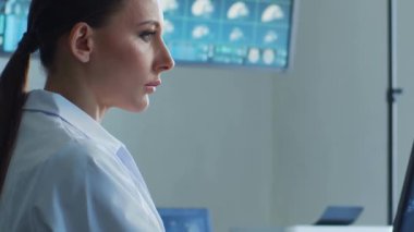 Hastane ofisinde çalışan profesyonel tıp doktorları bilgisayar araştırması yapıyor. Tıp, sağlık ve teknoloji kavramı.