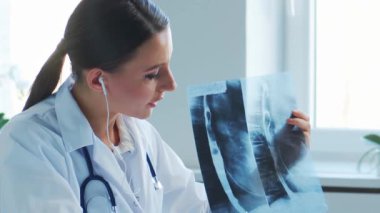 Hastane ofisinde çalışan profesyonel tıp doktorları bilgisayar araştırması yapıyor. Tıp, sağlık ve teknoloji kavramı.