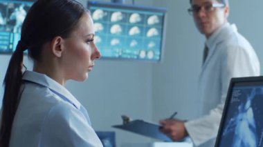 Hastane ofisinde çalışan profesyonel tıp doktorları bilgisayar araştırması yapıyor. Tıp, sağlık ve teknoloji kavramı.