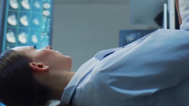 Hastane ofisinde çalışan profesyonel tıp doktorları bilgisayar araştırması yapıyor. Tıp, sağlık ve teknoloji kavramı. Dikey video.