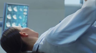Hastane ofisinde çalışan profesyonel tıp doktorları bilgisayar araştırması yapıyor. Tıp, sağlık ve teknoloji kavramı. Dikey video.