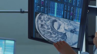 Hastane ofisinde çalışan profesyonel tıp doktorları bilgisayar araştırması yapıyor. Tıp, sağlık ve teknoloji kavramı. Dikey video.