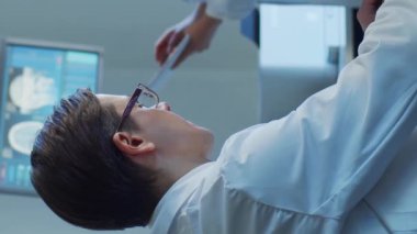 Hastane ofisinde çalışan profesyonel tıp doktorları bilgisayar araştırması yapıyor. Tıp, sağlık ve teknoloji kavramı. Dikey video.