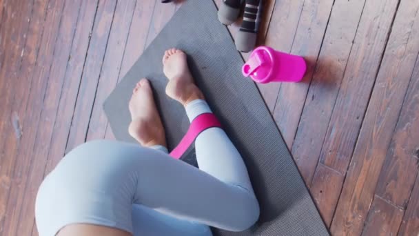 집에서 연습을 운동복에 스포츠 적합하고 날씬한 금발의 여자는 스포츠와 피트니스에 — 비디오