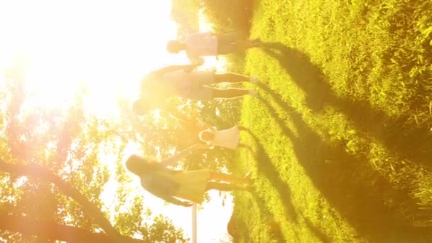 Счастливая Семья Моря Поле Деревья Сельской Местности Теплые Цвета Заката — стоковое видео