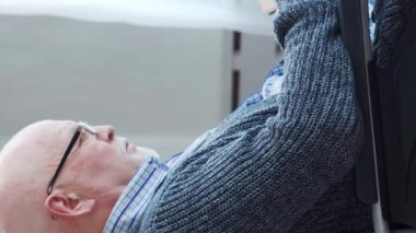 Afro-Amerikalı bakıcı ve yaşlı adam. Bakımevindeki profesyonel hemşire ve hastası. Yardım, rehabilitasyon ve sağlık hizmetleri kavramı.