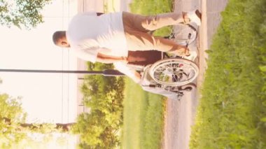 Afro-Amerikalı bakıcı ve yaşlı adam. Bakımevindeki profesyonel hemşire ve hastası. Yardım, rehabilitasyon ve sağlık hizmetleri kavramı. Dikey video.