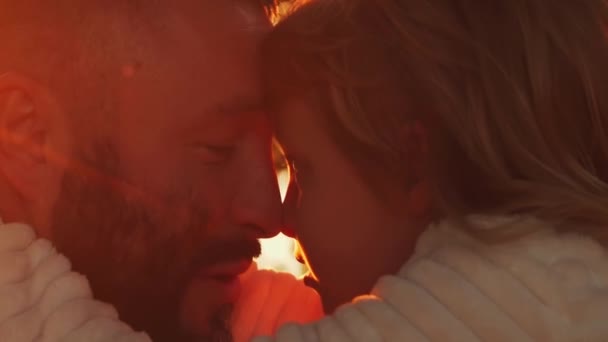 Familie Wandelingen Het Platteland Tijdens Zonsondergang Het Concept Van Liefde — Stockvideo
