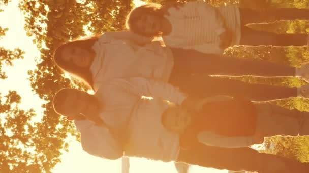Rodina Prochází Venkově Během Západu Slunce Koncept Lásky Rodičovské Péče — Stock video