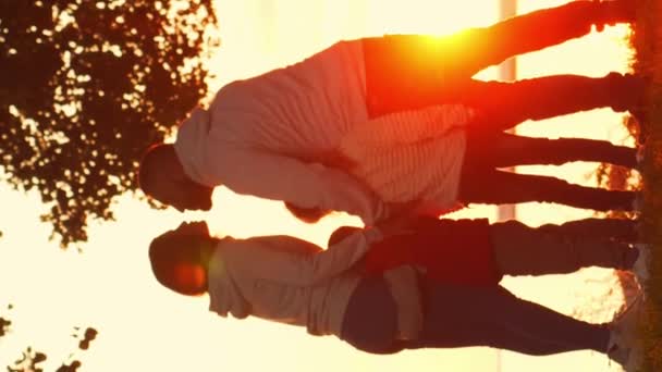 Familie Wandelingen Het Platteland Tijdens Zonsondergang Het Concept Van Liefde — Stockvideo