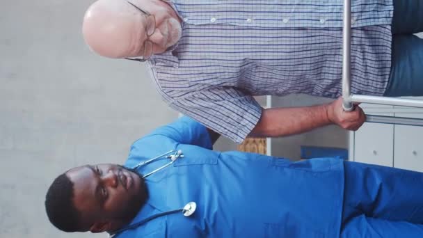 Afro Amerikaanse Verzorger Oude Man Professionele Verpleegster Zijn Patiënt Een — Stockvideo